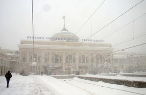 Поезда и междугородние автобусы из Одессы не отправляются: снег (ФОТО)