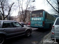 Советник мэра хочет бороться с тусовкой маршрутчиков в центре Одессы (ФОТО)
