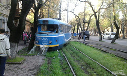 Одесские трамваи сходят с рельсов (ФОТО)