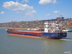 В Ильичевском порту арестовали судно под российским флагом (фото, документ)
