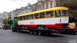 "Старые новые" трамваи из Риги уже все в Одессе и даже сходят с рельс (ФОТО)