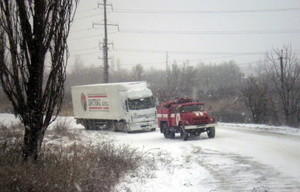 Дороги Одесской области все еще закрыты, а спасатели вытащили из снега 230 человек