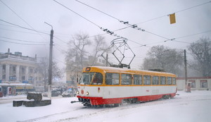 В Одессе расчищают от снега маршруты трамваев и троллейбусов