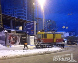 Одесские трамваи борются со снегом: запускают маршруты и пытаются чистить Аркадию (ФОТО)