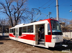 Собранный в Одессе низкопольный трамвай выехал на улицы города (ФОТО)
