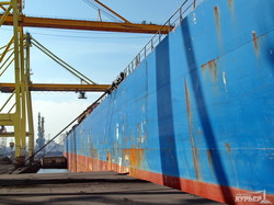 Как в Ильичевском порту грузят судно, которое не помещается в Суэцкий и Панамский каналы (ФОТО, ВИДЕО)