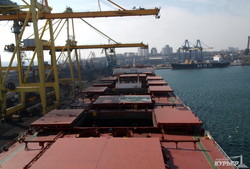 Как в Ильичевском порту грузят судно, которое не помещается в Суэцкий и Панамский каналы (ФОТО, ВИДЕО)