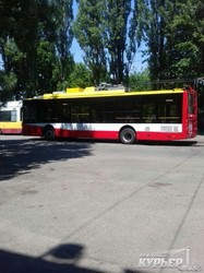 В Одессу привезли новые троллейбус и трамвай, окрашенные в цвета флага города (ФОТО)