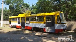 В Одессу привезли новые троллейбус и трамвай, окрашенные в цвета флага города (ФОТО)