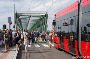 В столице Словакии запустили новую линию трамвая по обновленному Старому мосту через Дунай (ФОТО)