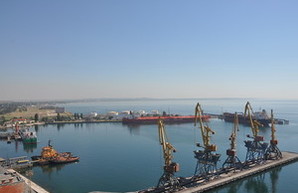Одесский порт впервые за полвека грузит одновременно три танкера (ФОТО)