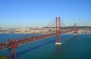 Висячий мост в Португалии откроют пешеходам