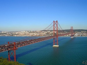 Висячий мост в Португалии откроют пешеходам