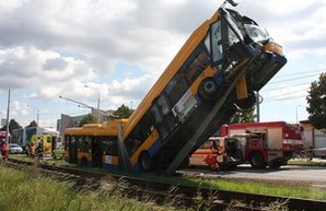 В Чехии междугородний троллейбус напоролся на столб (ФОТО)