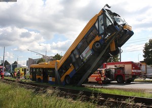 В Чехии междугородний троллейбус напоролся на столб (ФОТО)