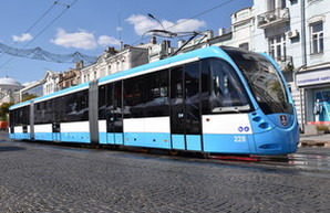 В Виннице начал перевозить пассажиров модернизированный 30-метровый трамвай (ФОТО)