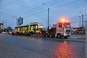 Во Львов привезли еще два новых трамвая "Электрон" (ФОТО)