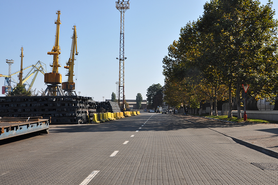 В Одесском порту продолжается строительство причала