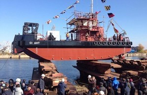 Херсонский судостроительный завод построил для порта "Южный" нефтемусоросборщик (ФОТО)