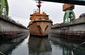 На Одесском судоремонтном заводе ремонтируют океанский спасательный буксир