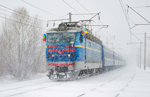 Непогода и снегопад задерживают поезда
