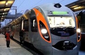"Укрзализныця" уже назначила на Новый год дополнительные поезда
