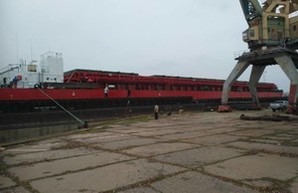 На Килийский судоремонтный завод зашла 120-метровая баржа (ФОТО)