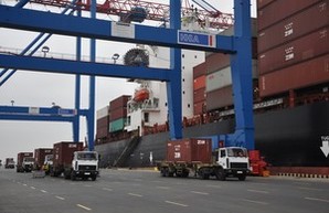 В одесском порту одновременно обработали два контейнеровоза (ФОТО)