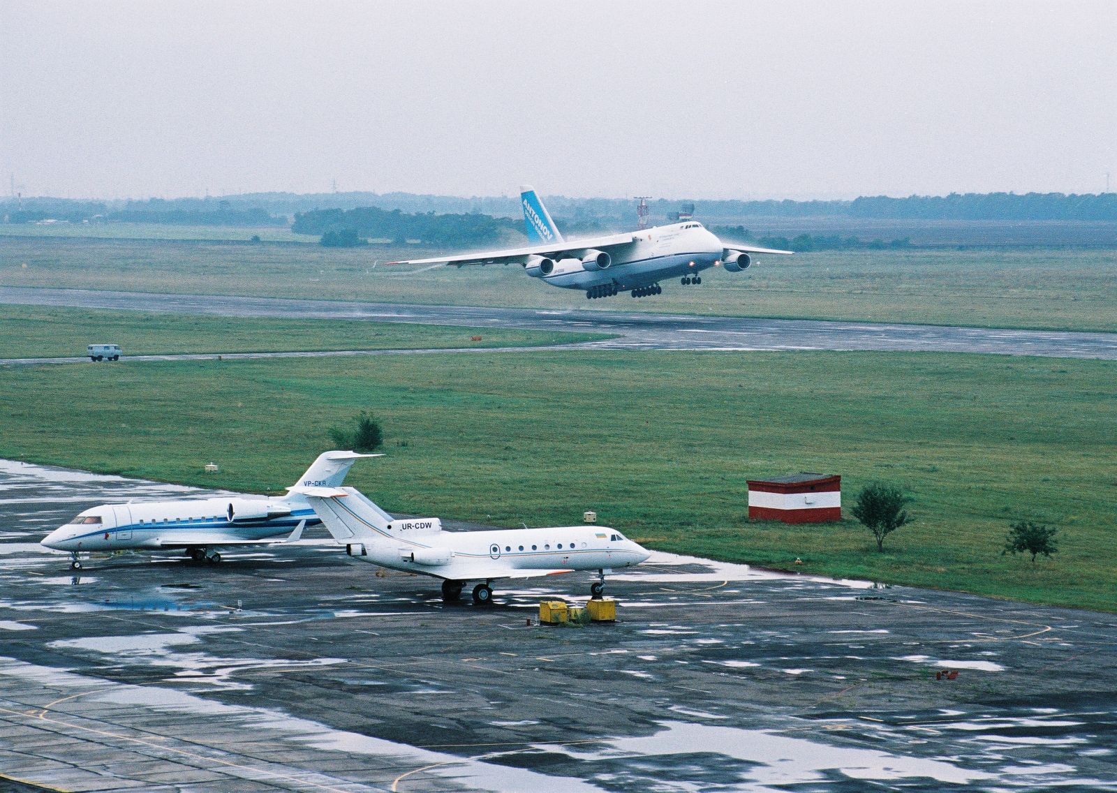 Тяжелые самолеты в одесском аэропорту
