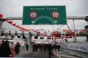 В Турции открыли автомобильный тоннель под Босфором