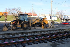 В Одессе у Пересыпского моста меняют трамвайные пути  (ФОТО)