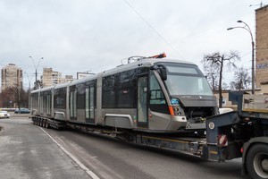 В Киев с годичным опозданием привезли третий трамвай "Электрон" (ФОТО)
