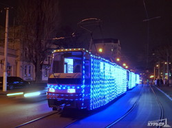 По Одессе проехала колонна украшенных гирляндами новогодних трамваев (ФОТО)