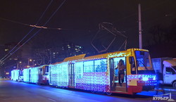 По Одессе проехала колонна украшенных гирляндами новогодних трамваев (ФОТО)