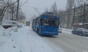 Очередной снегопад пока не мешает одесским трамваям и троллейбусам