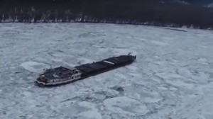 В ледовый плен на Дунае попало судно