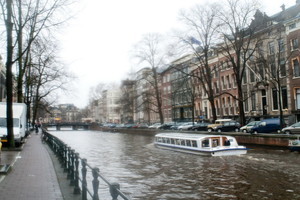 Городской транспорт Амстердама переведут на безналичный проезд к 2018 году