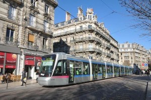 В Гренобле запустили "полезные" трамваи