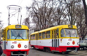 Одесские трамваи и троллейбусы начинают красить по европейским технологиям (ФОТО)