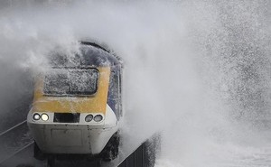В английском графстве Девоншир поезда ходят под ударами штормовых океанских волн (ФОТО, ВИДЕО)