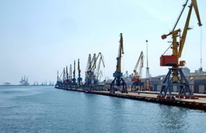 В Черноморском морском порту приступили к проведению дноуглубительных работ