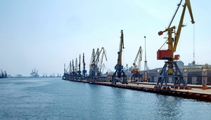 В Черноморском морском порту приступили к проведению дноуглубительных работ