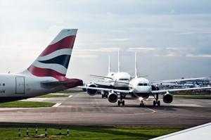 В час-пик в лондонском аэропорту Хитроу выстраивается очередь из самолетов (ВИДЕО)