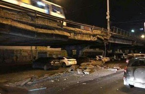 В Киеве рухнул мост: "он устал" (ФОТО, ВИДЕО)