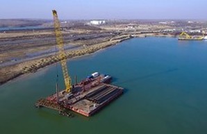 В порту Южный впервые за восемь лет начали строить новый причал (ФОТО)