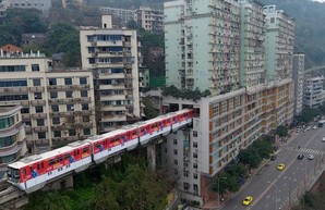 В Китае  маршрут одной из станций монорельса проложили через жилой дом