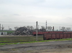 Погрузка металлолома в молдавские вагоны на широкой колее в Галаце