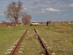 За переездом рельсы от Березино к Бессарабской тянутся еще на сотню метров и заканчиваются тупиком в непролазной грязи
