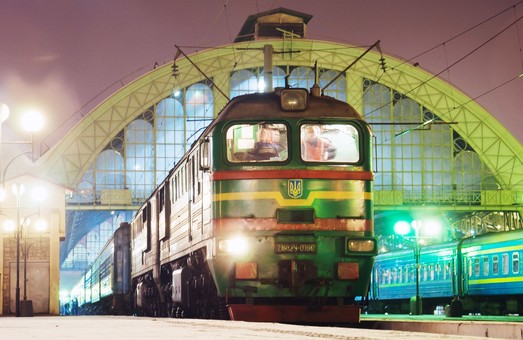 Во Львове при столкновении поездов сошли с рельс 8 вагонов