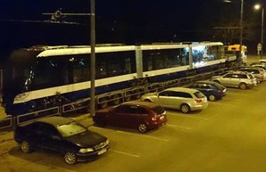 В Ригу привезли первый из 20 низкопольных трамваев "Шкода" по прошлогоднему контракту